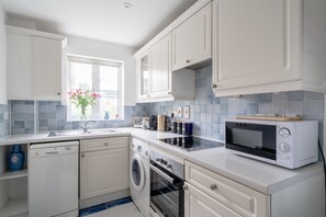 Superior Apartment | Private kitchen | Full-size fridge, microwave, oven, stovetop - Lincoln (Oxford)