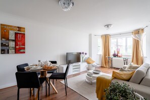 Superior Apartment | Living area | 32-inch Smart TV with cable channels, TV - Lincoln (Oxford)