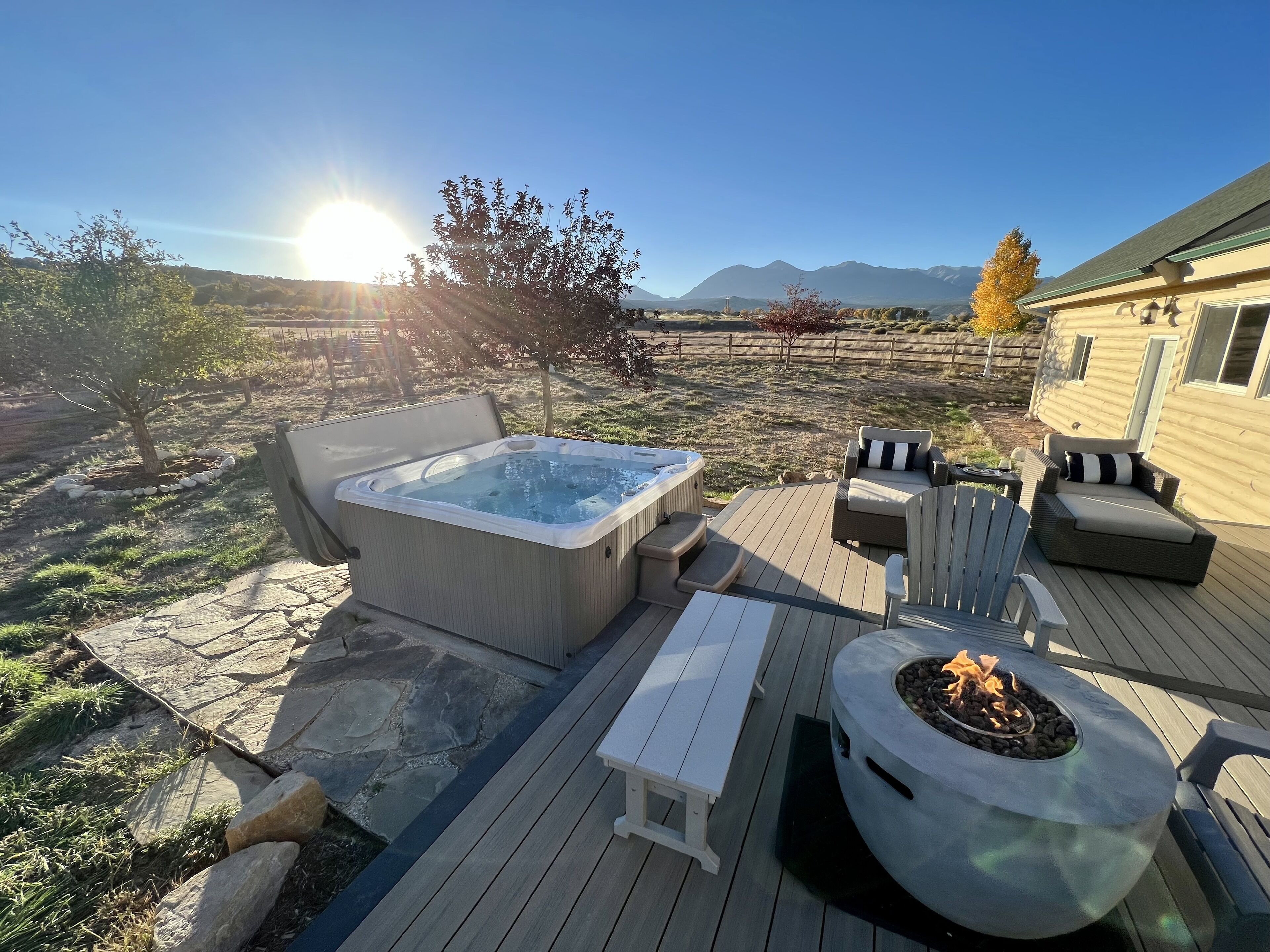 Premier log home, 360 views, hot tub, fireplace & sauna.