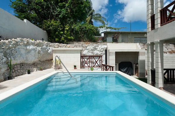 Piscine extérieure, chaises longues