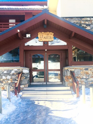 APARTMENT sleeps 4. TRACK FEET. Departure and return to ski. Studio cabin.