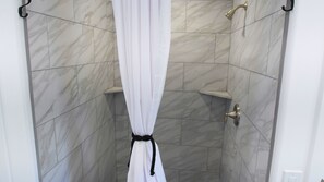 Ducha, artículos de higiene personal gratuitos, toallas y jabón