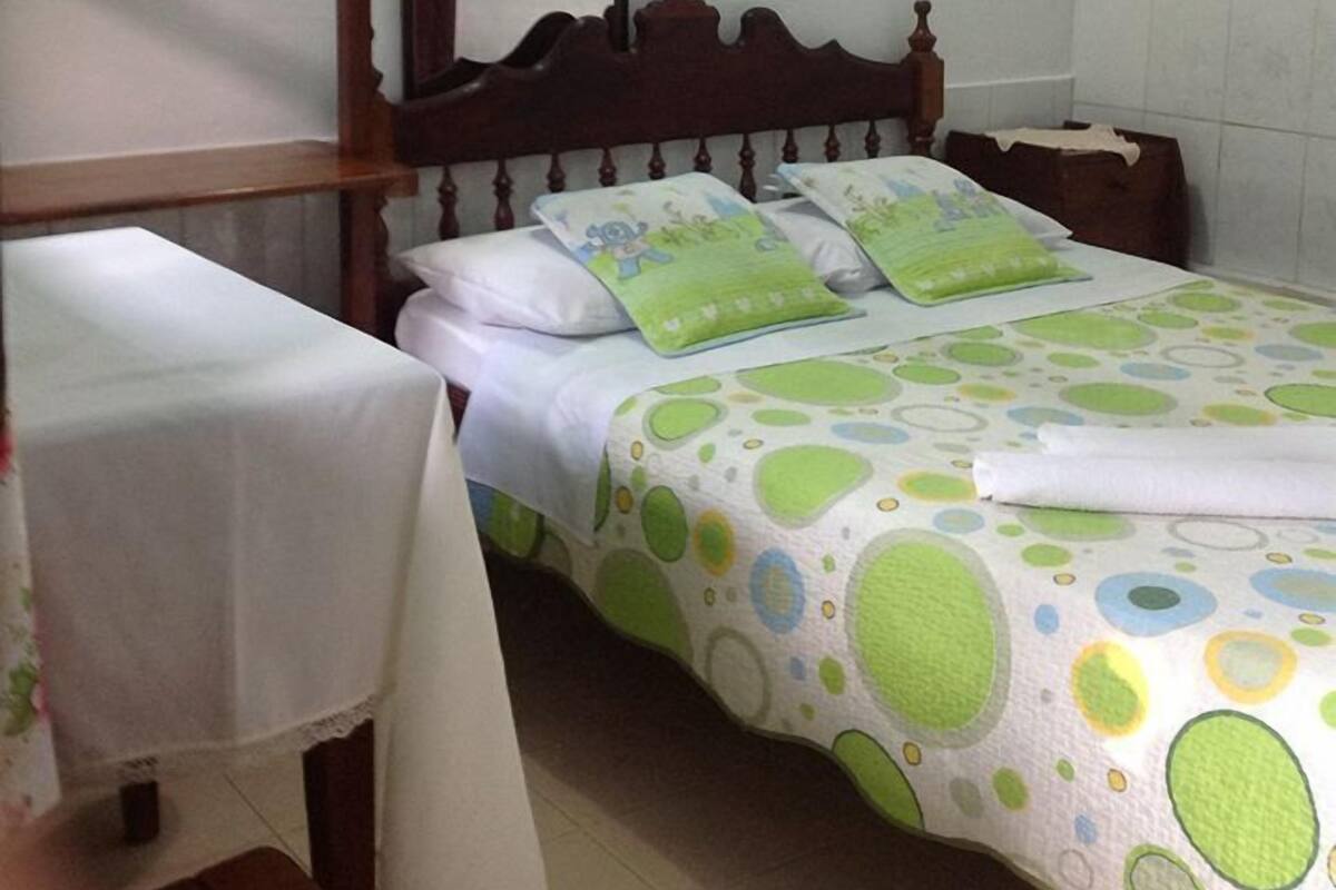 Single Room | Hypo-allergenic bedding available, down comforters, bed sheets
