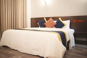 In-room safe, individually decorated, individually furnished, free WiFi - North Edge Inn (Kanditheemu)