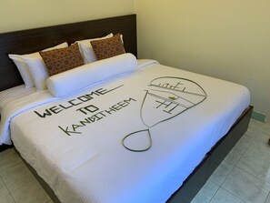 In-room safe, individually decorated, individually furnished, free WiFi - North Edge Inn (Kanditheemu)