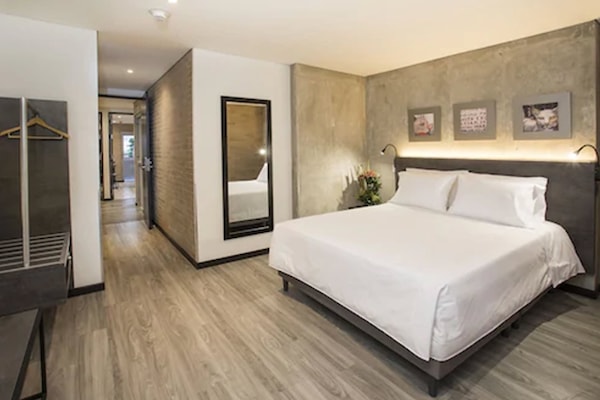 Caja de seguridad en la habitación y tabla de planchar con plancha