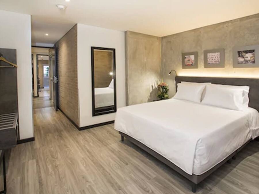 Safe på rommet, strykejern/-brett, wi-fi (inkludert) og sengetøy