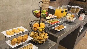 A breakfast buffet with various food items and beverages. - Hotel Quinta Norte Chipichape Cali (Cali)