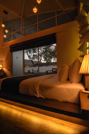Frette Italian sheets, premium bedding, pillow-top beds, minibar - Mawella Beach Resort (Morakatiyara)