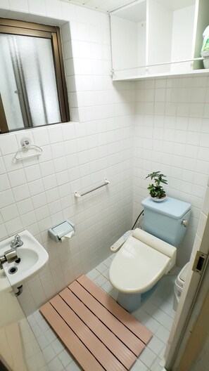 Hus, 3 soverom | Bad | Dusj, toalettartikler (inkludert), hårføner og tøfler