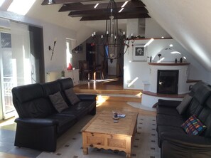 Una Smart TV, una chimenea, libros, un reproductor estéreo