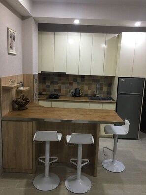 Kjøleskap, mikrobølgeovn, kaffetrakter/tekoker og vannkoker