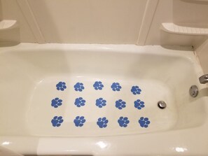 Kombination af bruser/badekar, Toiletpapir