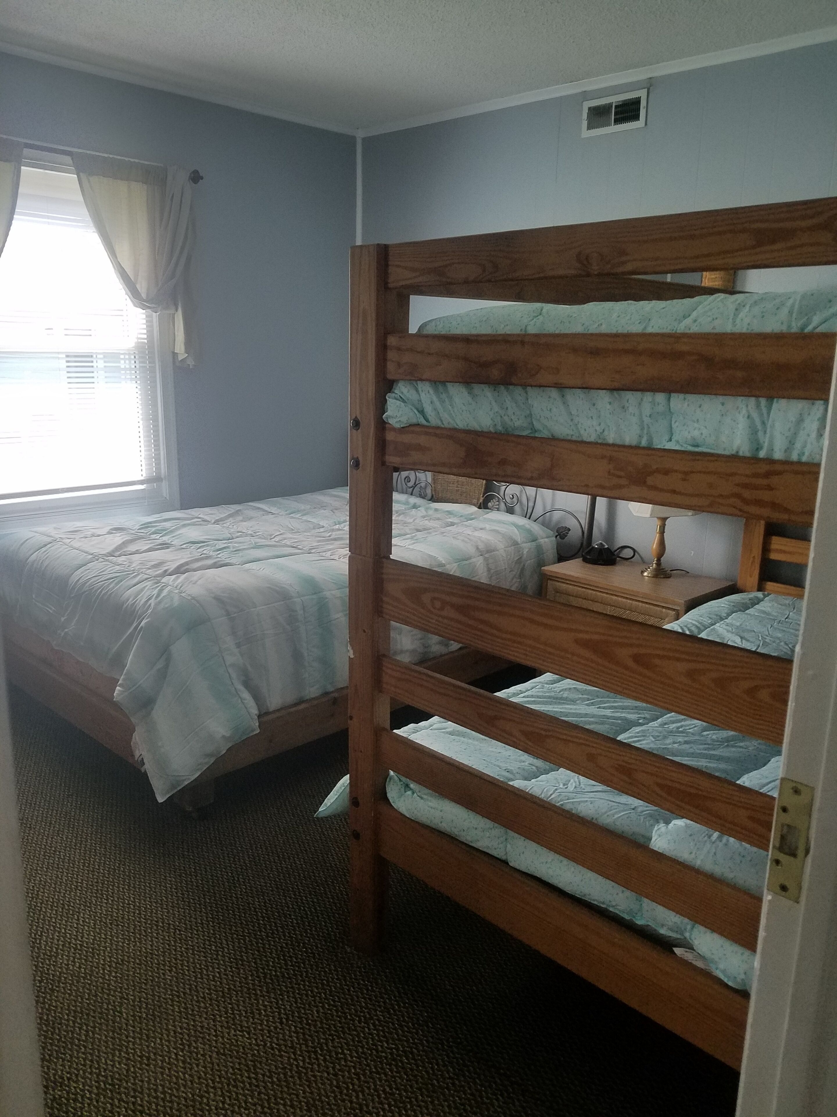 2 bedrooms, iron/ironing board, WiFi