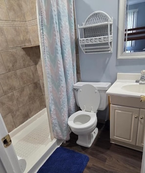 Ensemble douche/baignoire, papier toilette