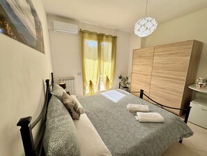 コンフォート ダブルルーム | ミニバー、デスク、WiFi (無料)、ベッドシーツ