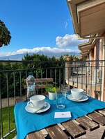 舒适三人房 | 迷你吧、办公桌、免费 WiFi、床单