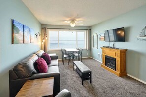 TV, offices - Fun Second Floor Beachfront Condo - Sleeps 5! (Lincoln City)