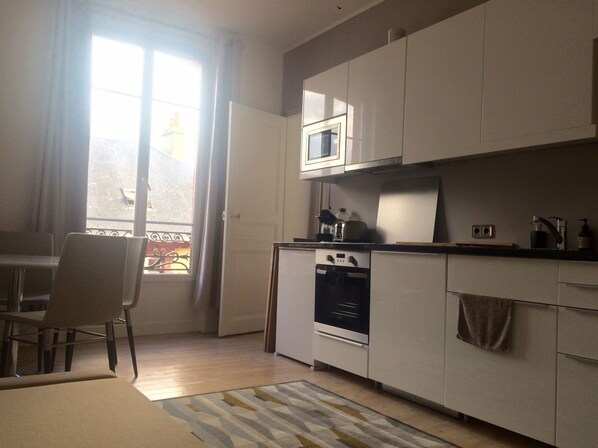 Fridge, microwave, oven, stovetop - Charming two-room refurbished 50m from the sea (Houlgate)