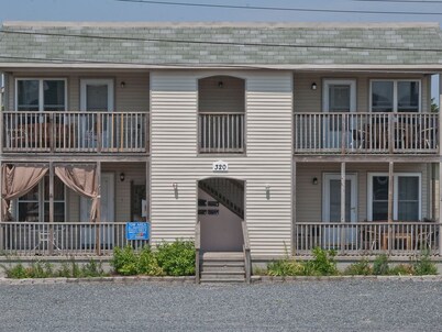 Great Location for your vacation.  Very Pet Friendly!. Close to Boardwalk/Beach.