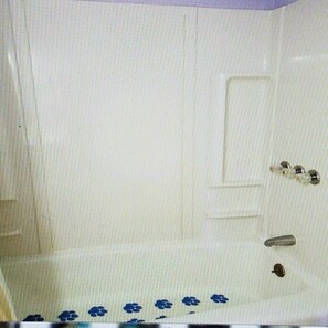 Ensemble douche/baignoire, papier toilette