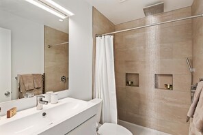Combined shower/tub, hair dryer, towels, soap - Santa Barbara Beach House, Spa, Luxe Amenities, Fireplace,  3 minutes to beach (Santa Barbara)