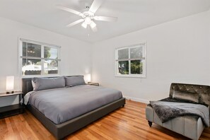 4 habitaciones, escritorio y tabla de planchar con plancha 