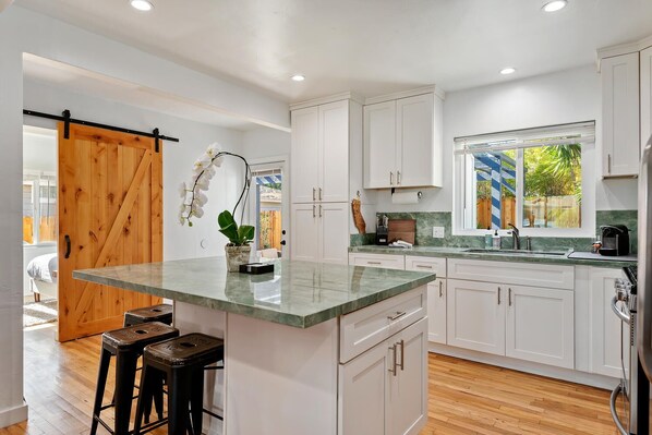 ثلاجة، ميكروويف، فرن، موقد طهي مسطح