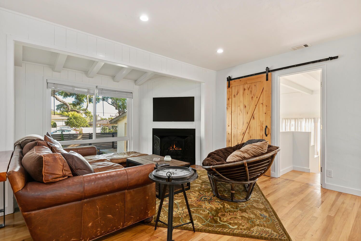 Televisor intel·ligent, llar de foc i altaveus intel·ligents 