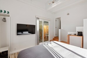 4 室のベッドルーム、デスク、アイロン / アイロン台、旅行用ベビーベッド