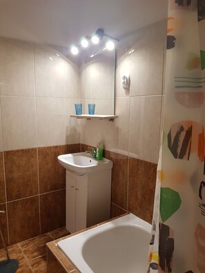 Badewanne, Haartrockner, Handtücher, Seife