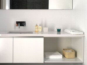 Maison, 2 chambres (West) | Salle de bain | Douche, sèche-cheveux, serviettes fournies, savon