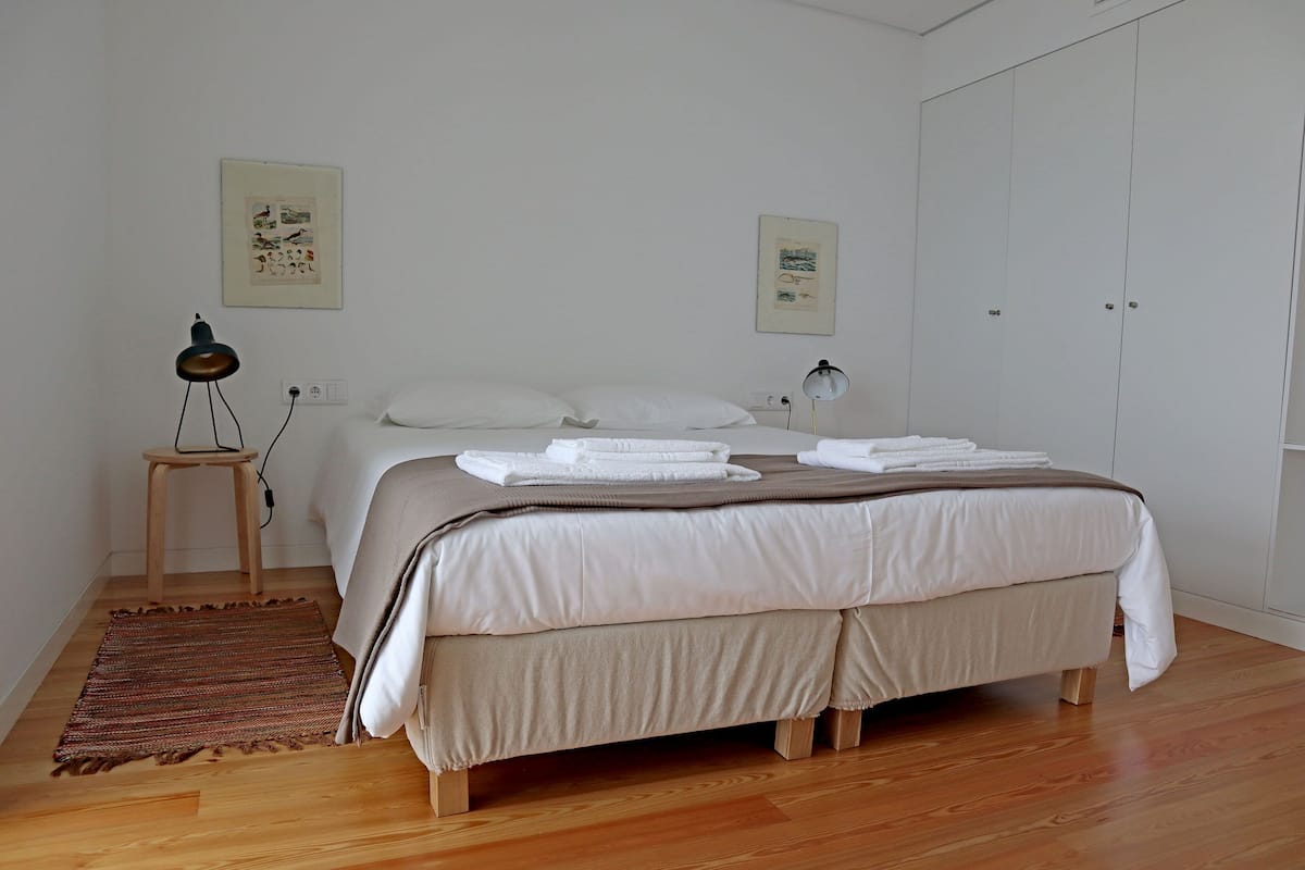 2 bedrooms, travel cot, free WiFi, bed sheets