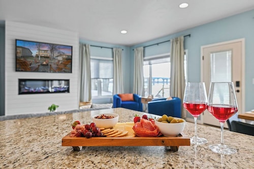 Lux Designer Lakefront Home with Views, Firepit, Dock, Kayaks, and up to 2 Dogs