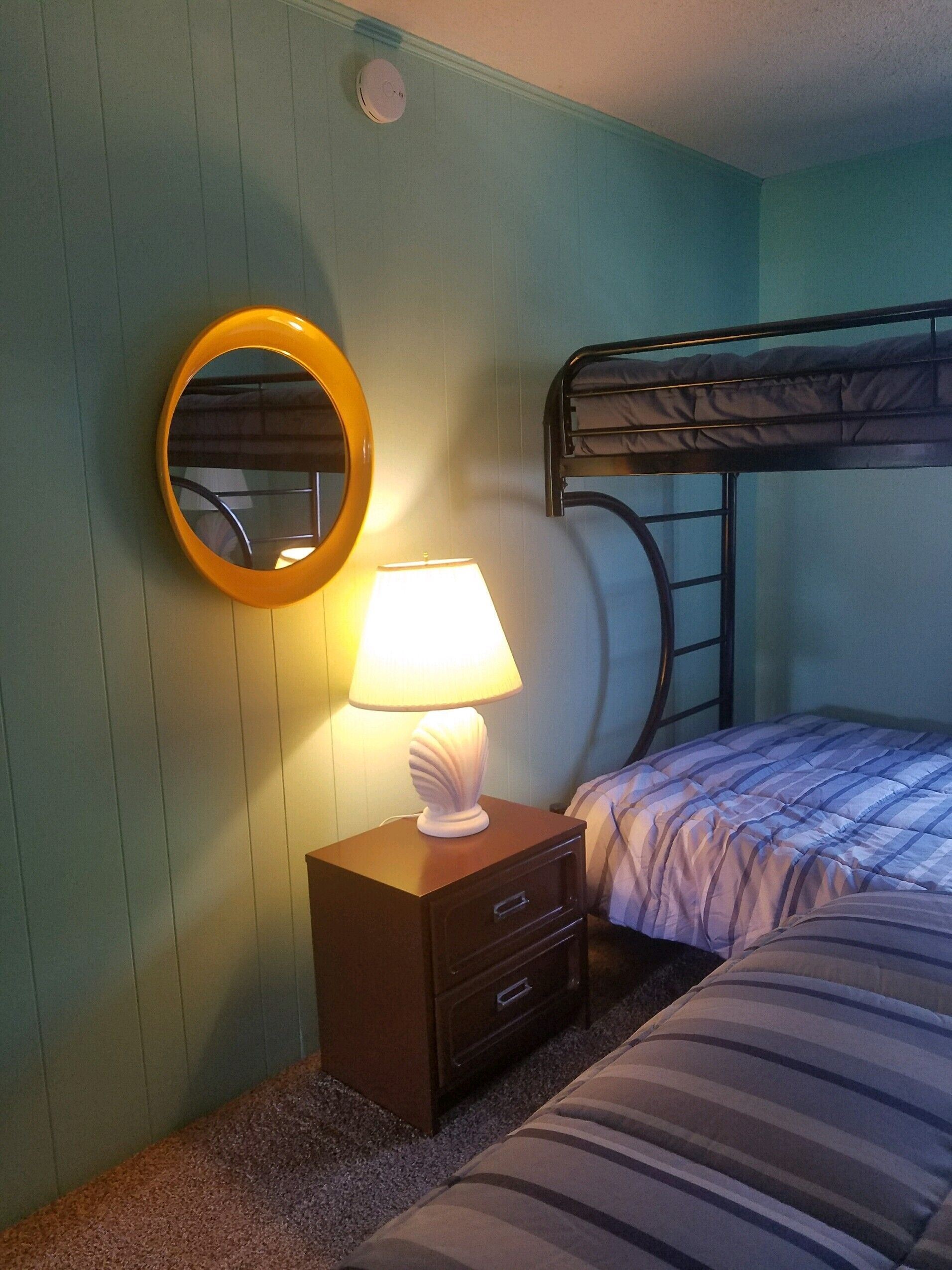 2 bedrooms, iron/ironing board, WiFi