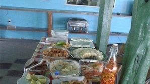 Una taula de buffet amb diversos plats i begudes.