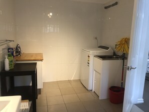 Großer Kühlschrank, Mikrowelle, Ofen, Herdplatte