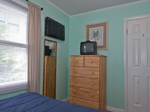 2 bedrooms, iron/ironing board, WiFi