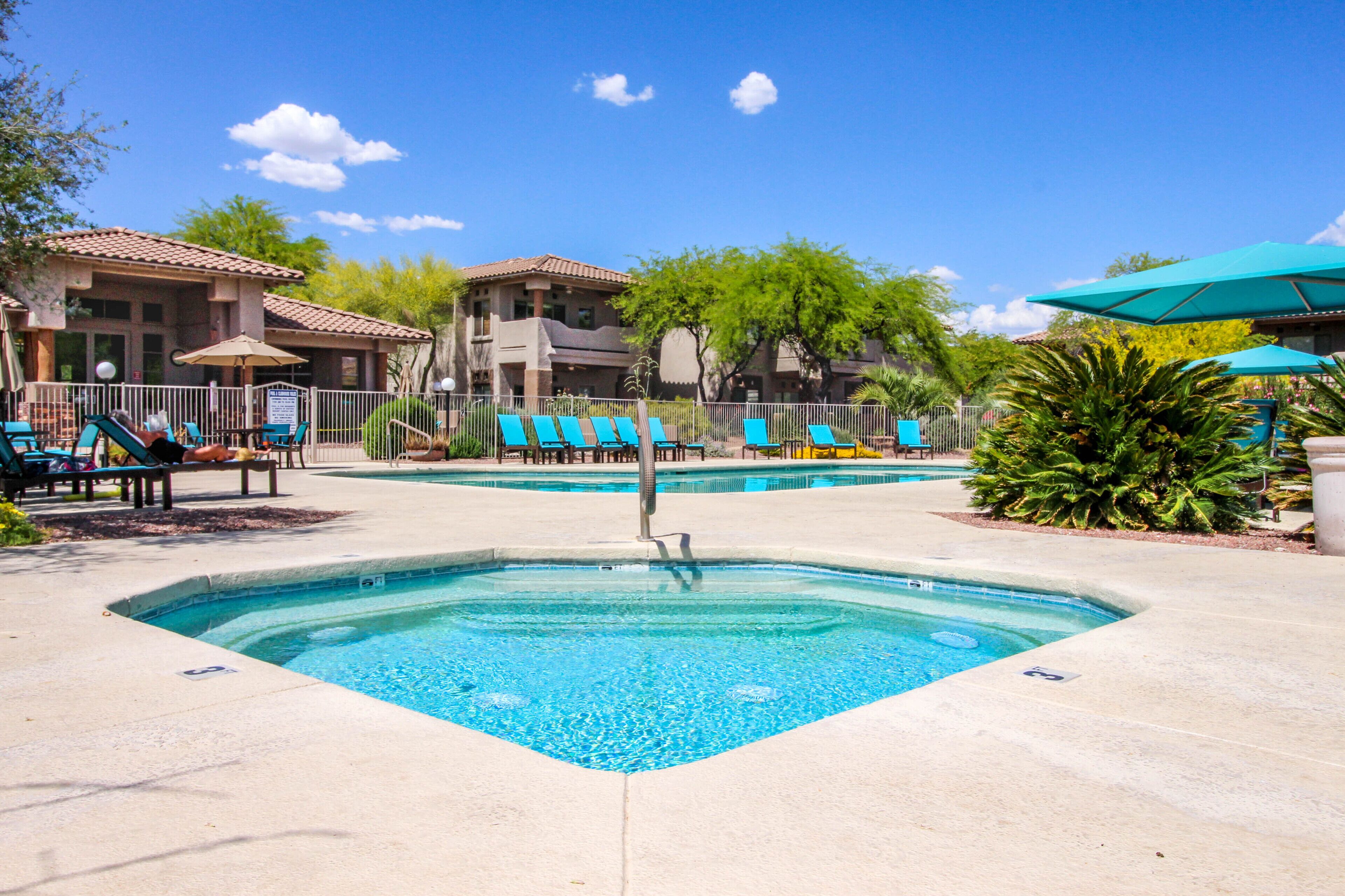 Lovely Oro Valley condo with pool, hot tub, grill & fitness room