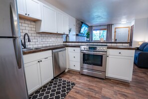Fridge, microwave, oven, stovetop - Mountain Retreat Meets Southern Charm - Two King Gel-Cool Memory Foam Beds (Steamboat Springs)