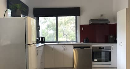 Valoisa ja tilava bungalow aidossa pensasympäristössä