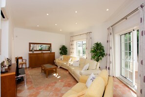 TV, pebolim, mesa de pingue-pongue