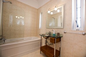 Ducha y bañera combinadas, secador de pelo y bidé