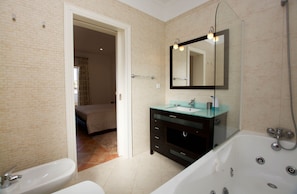 Combined shower/bathtub, hair dryer, bidet - Villa on Gale Beach with a view of Vila Joya (Albufeira)