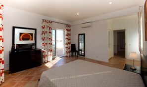 4 quartos, cofres nos quartos, ferros/tábuas de passar roupa