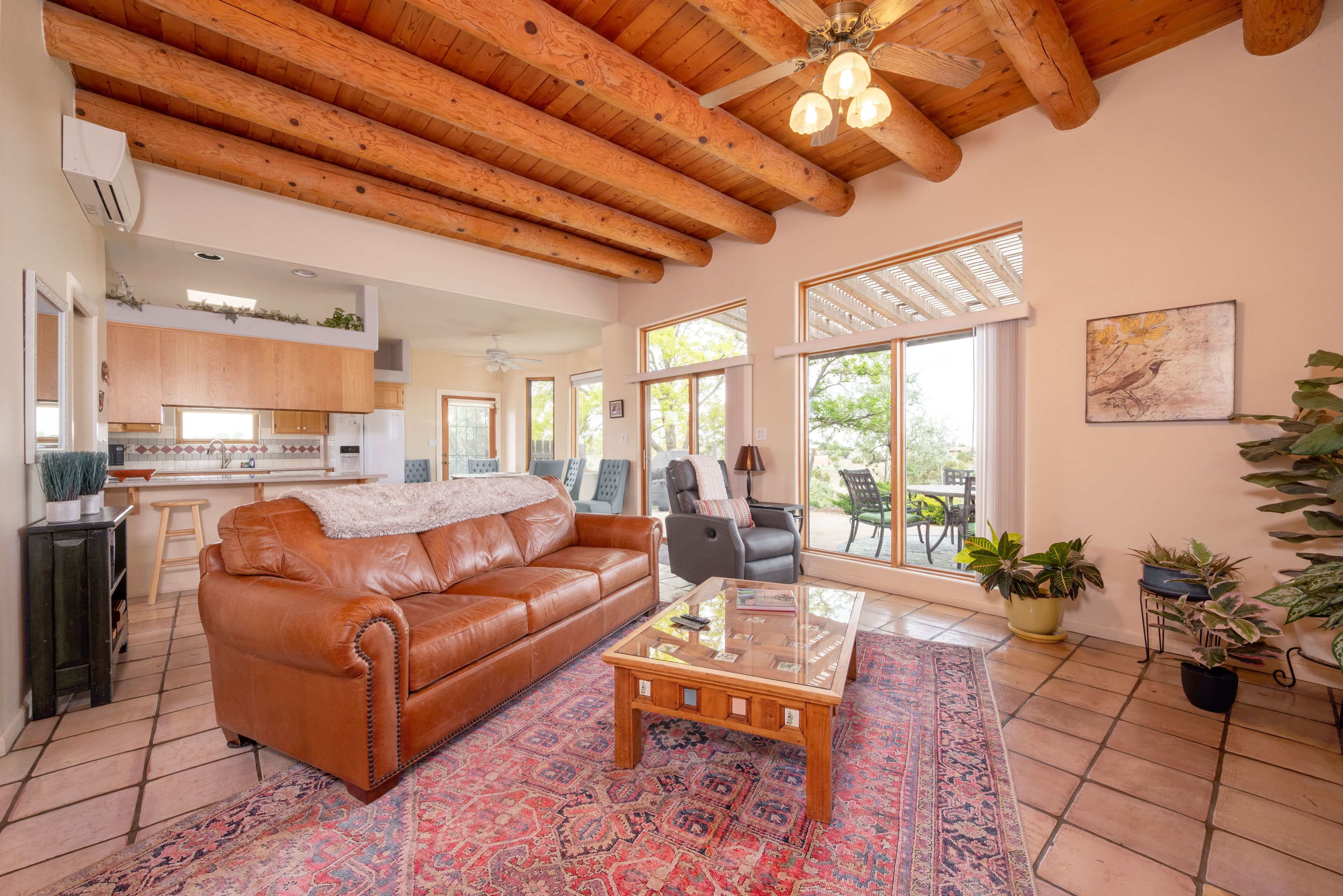 Televisor intel·ligent, llibres i estèreo 