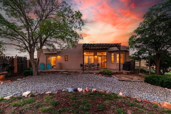 Sunset, at this south-facing house, is a nightly celebration.