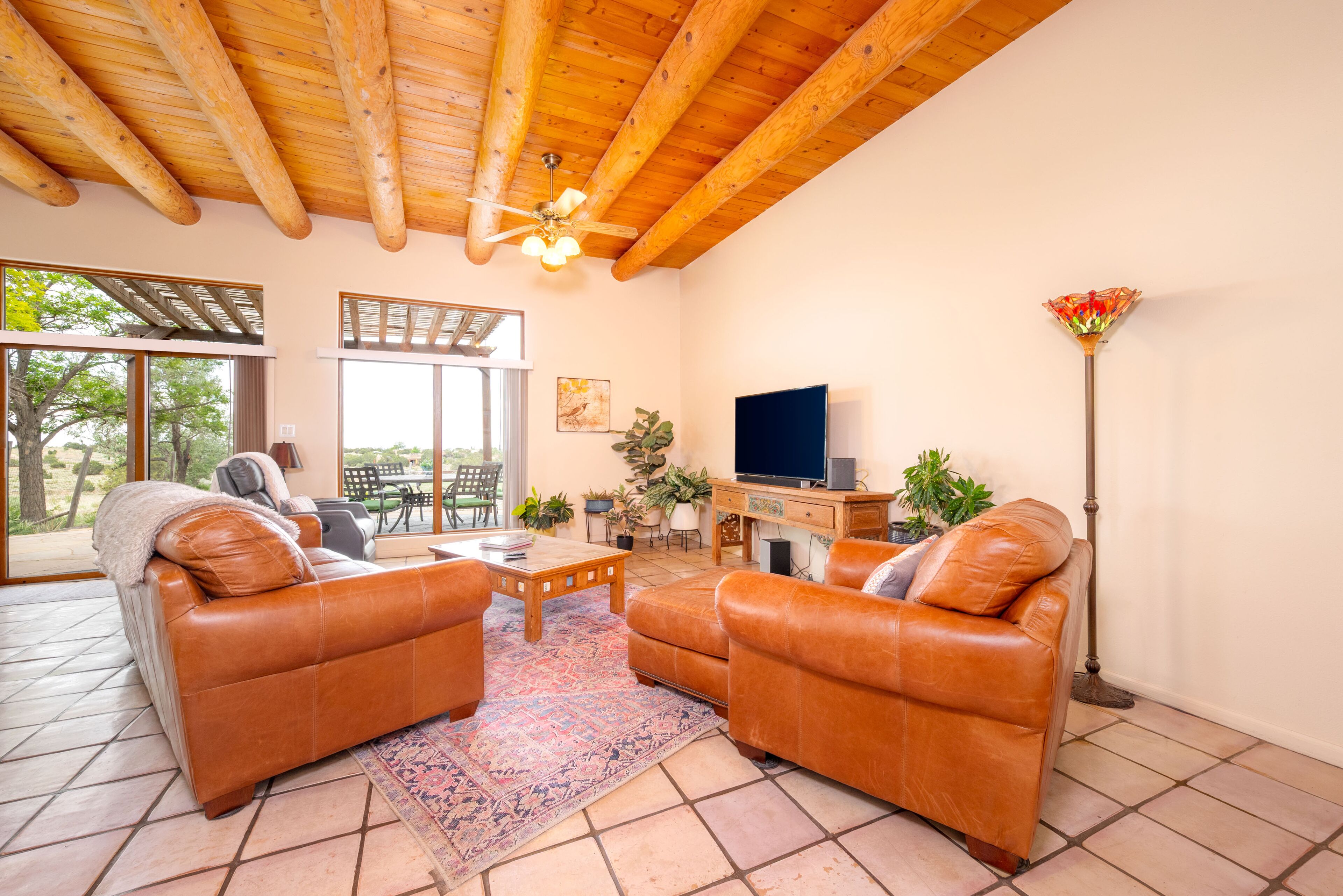 Smart-TV, Bücher, Stereoanlage