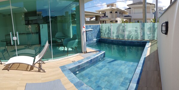 Una piscina cubierta