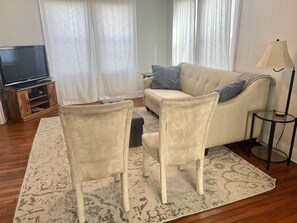 TV, books - Home Town Getaway - 2 bed 1 bath home - close to town! (Paris)